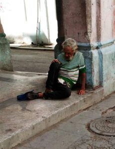 A la mala higiene de la ciudad, se le suma el número cada vez mayor de personas sin hogar.