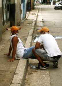 Amena conversación en plena calle.