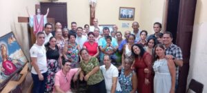 Con un grupo de matrimonios