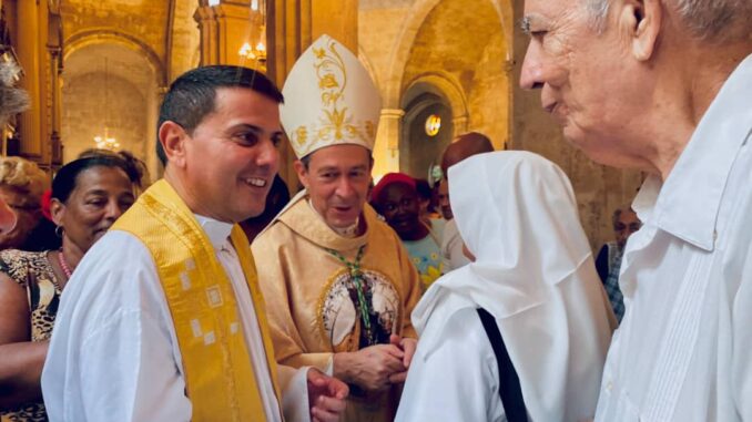 El padre Ariel saluda a un miembro de su comunidad, el 7 de septiembre de 2024, víspera de la fiesta de la Virgen de la Caridad. A su izquierda está el nuncio en Cuba, monseñor Antoine Camilleri