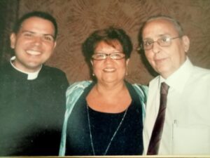 Con sus padres