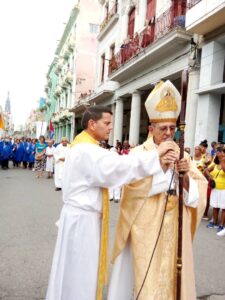 Con el cardenal y arzobispo de La Habana, Juan de la Caridad García, durante la procesión por la Virgen de la Caridad del Cobre, el 8 de septiembre de 2024