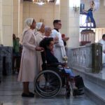 15.-La joven lisiada lleva el copón que será entregado en el altar al arzobispo de La Habana.FotoAMD