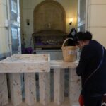 3.-Ante la imagen yacente de Cristo, muchos piden su intercesión ante Dios. Foto.AMD