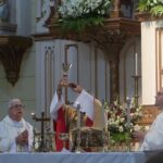 6.-El arzobispo de La Habana alza el cáliz, un símbolo de esperanza a partir del sacrificio de Cristo. Foto.AMD
