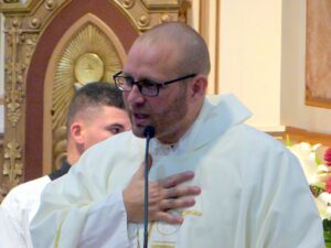 P. Charles Monegal en plena liturgia