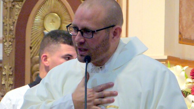 P. Charles Monegal en plena liturgia P. Charles Monegal en plena liturgia