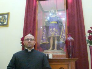 El padre Monegal delante de la urna de San Lázaro obispo