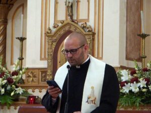 El padre Monegal sustituye el misal por el móvil