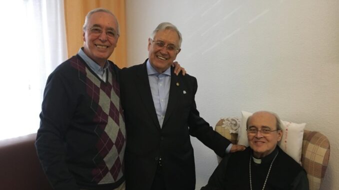 En la Casa de las Hermanas del Amor de Dios, en Madrid, durante su tratamiento médico, el cardenal Jaime Ortega recibe la visita del doctor René Zamora, a la izquierda, y el padre Manuel Uña.