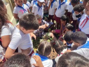 Niños sembrando en una escuela habanera