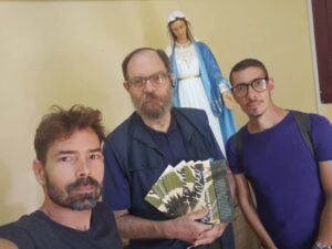 Plegables del proyecto entregados por Valentín Sanz (ya fallecido), de la Congregación de la Misión, a las diferentes parroquias de la diócesis habanera. Lo acompañan los creadores de Nativa.