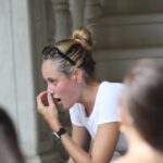 Una joven estudiante en uno de los ejercicios del taller