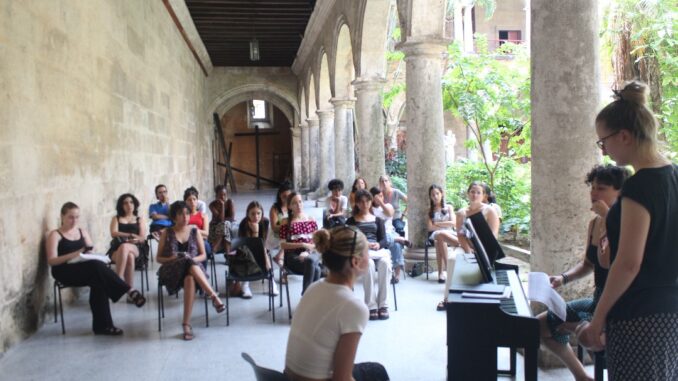 IMG-20251009-WA0018 Alumnos de la cátedra de canto lírico de la Universidad de las Artes en el taller de interpretación de repertorio sacro musical, con Ruth Toledo