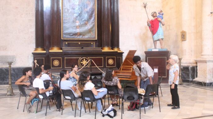 La maestra estadounidense durante el taller con estudiantes cubanos de piano La maestra estadounidense durante el taller con estudiantes cubanos de piano