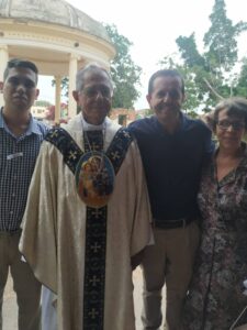 Joven catecúmeno quiso retratarse junto a su familia con el Cardenal Juan de la Caridad