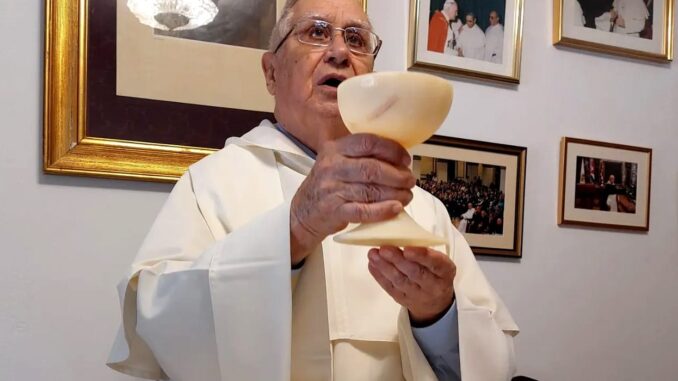 Fr. Manuel Uña celebrando la Eucaristía en Tardemézar