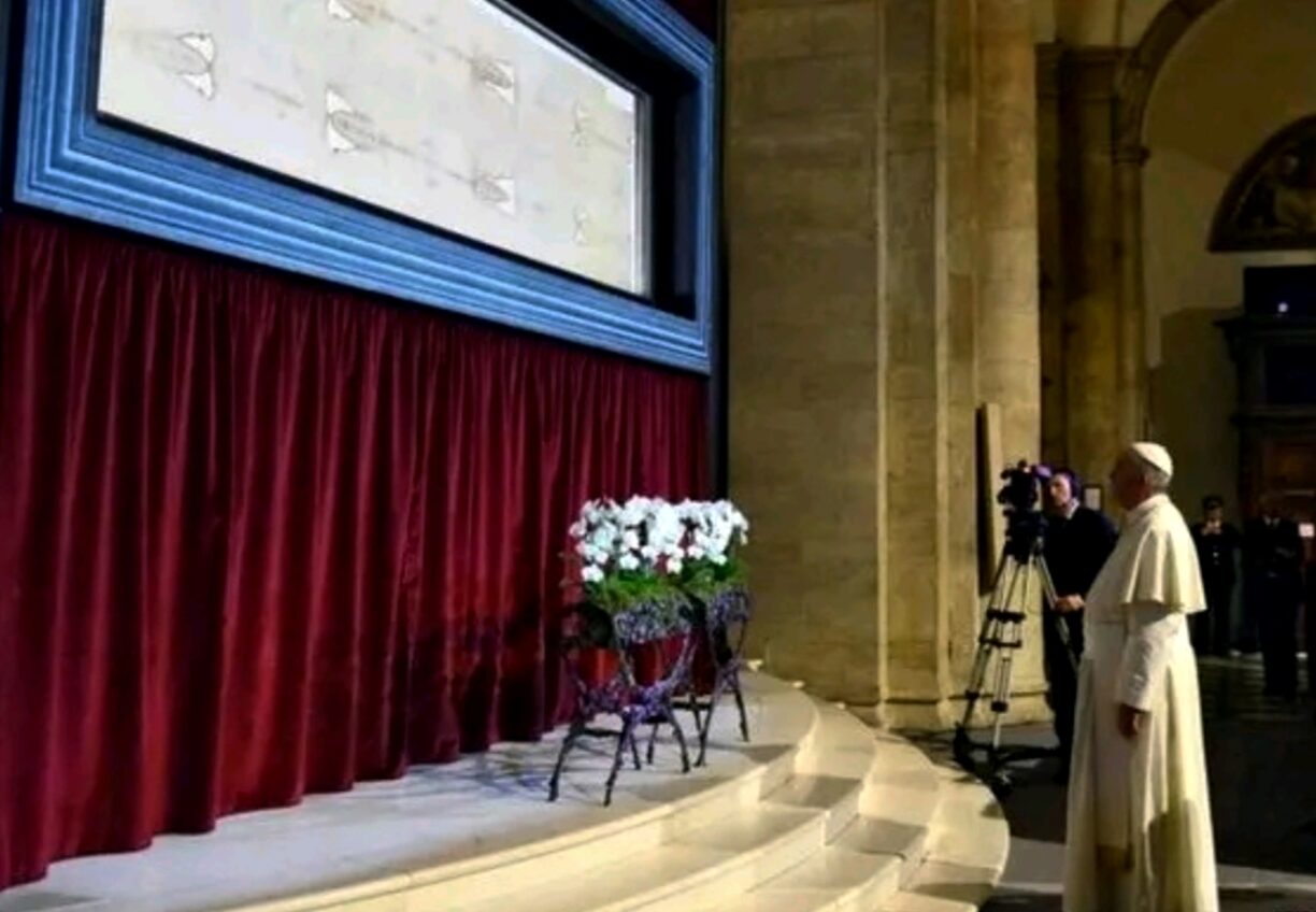 El papa Francisco venerando el Paño de Turín